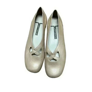 Trotters Women's Maggie Gold Leather Slip-on Comfort‎ Loafer